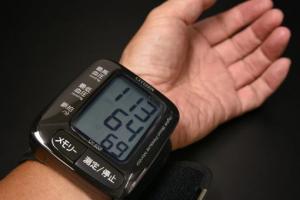 206-03A シチズン手首式血圧計 CH-650FBK【1849-s0880】